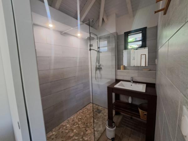 Villa créole élégante avec piscine et jardin tropical à Saint-François