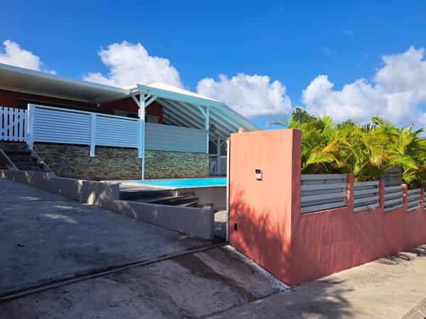 Villa créole élégante avec piscine et jardin tropical à Saint-François
