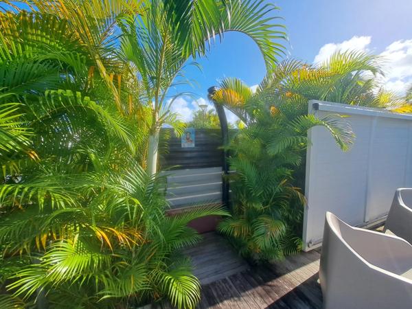 Villa créole élégante avec piscine et jardin tropical à Saint-François