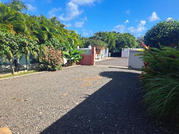 Villa créole élégante avec piscine et jardin tropical à Saint-François