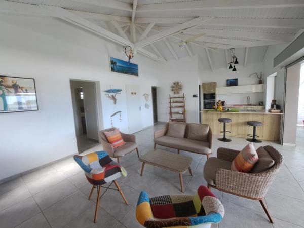 Villa créole élégante avec piscine et jardin tropical à Saint-François