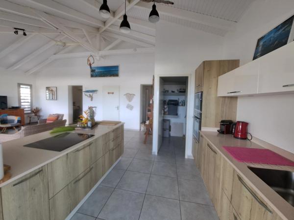 Villa créole élégante avec piscine et jardin tropical à Saint-François