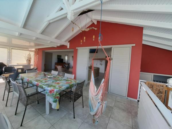 Villa créole élégante avec piscine et jardin tropical à Saint-François