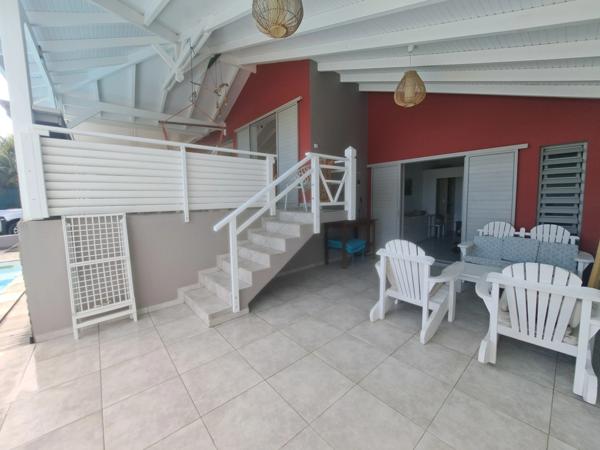 Villa créole élégante avec piscine et jardin tropical à Saint-François