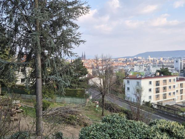 Montjuzet -T3 rénové avec deux balcons au calme, garage et vue sur la cathédrale