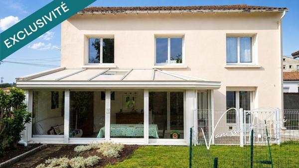 À Saintes, quartier Abbaye maison de 135 m² offrant deux espaces de vie distincts, un jardin, et véranda