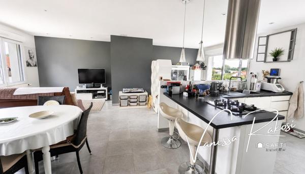 À Saintes, quartier Abbaye maison de 135 m² offrant deux espaces de vie distincts, un jardin, et véranda