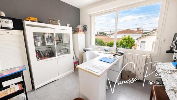 À Saintes, quartier Abbaye maison de 135 m² offrant deux espaces de vie distincts, un jardin, et véranda