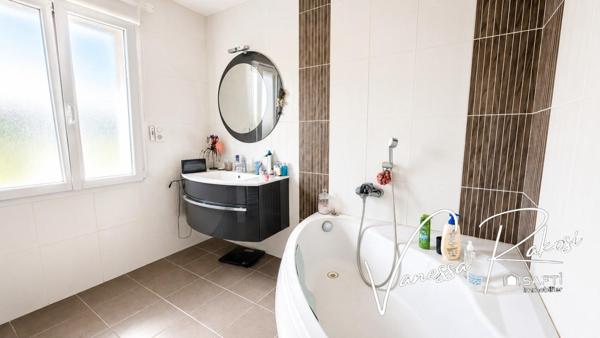 À Saintes, quartier Abbaye maison de 135 m² offrant deux espaces de vie distincts, un jardin, et véranda