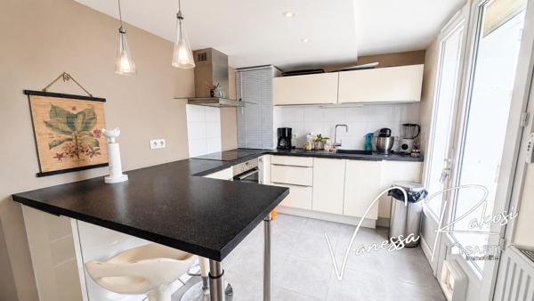 À Saintes, quartier Abbaye maison de 135 m² offrant deux espaces de vie distincts, un jardin, et véranda