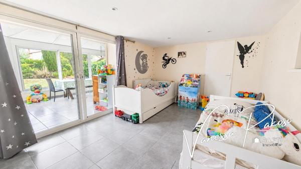 À Saintes, quartier Abbaye maison de 135 m² offrant deux espaces de vie distincts, un jardin, et véranda