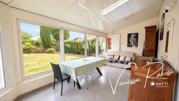 À Saintes, quartier Abbaye maison de 135 m² offrant deux espaces de vie distincts, un jardin, et véranda