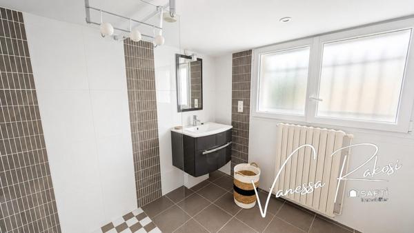 À Saintes, quartier Abbaye maison de 135 m² offrant deux espaces de vie distincts, un jardin, et véranda