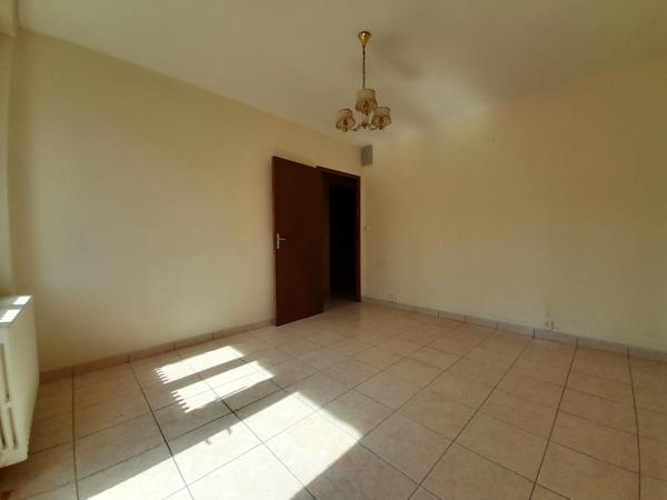 Appartement
         3 pièces
        - 81 m² 90 000 € *