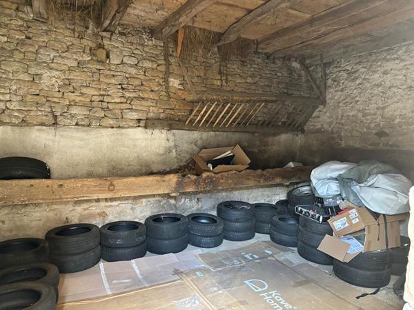 En exclusivité sur la commune de Jarnioux. Charmante bâtisse en pierres à aménager totalement