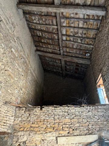 En exclusivité sur la commune de Jarnioux. Charmante bâtisse en pierres à aménager totalement