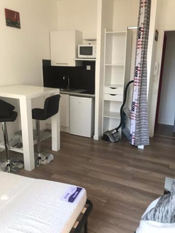 STUDIO MEUBLE AVEC WIFI N°304 , Brest
