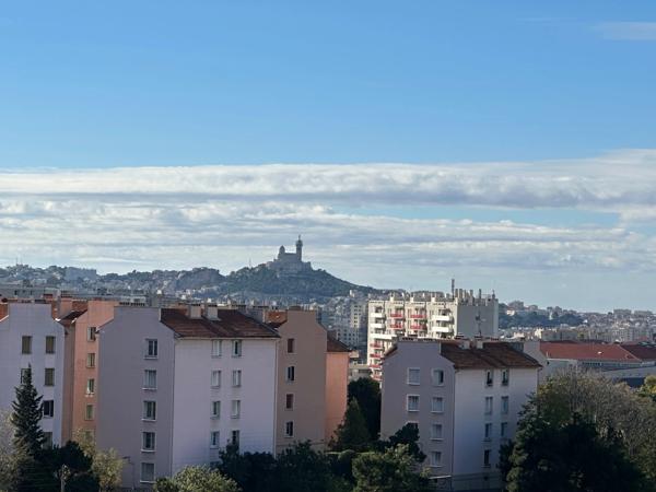 MARSEILLE 4e / 13e – Secteur Chutes-Lavie,T4/5 Traversant – 93 m² – Vue Panoramique – Copropriété Calme +Double Box de 22m2 en SUS.