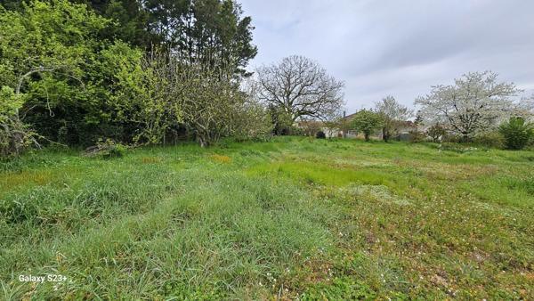 GRAND TERRAIN DE 2087 M² SITUE AU CALME D'UNE IMPASSE