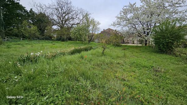GRAND TERRAIN DE 2087 M² SITUE AU CALME D'UNE IMPASSE