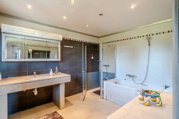 À vendre - Grande maison de caractère sur la commune de Marin, avec vue imprenable sur le lac et les montagnes