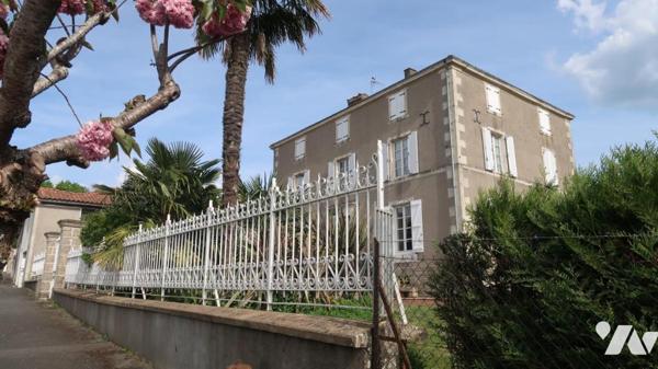 LA CHATAIGNERAIE, ENSEMBLE IMMOBILIER COMPOSE D'UNE MAISON DE MAITRE + LOGEMENT ANNEXE + ENTREPÔT.
