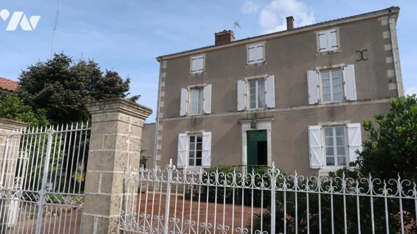 LA CHATAIGNERAIE, ENSEMBLE IMMOBILIER COMPOSE D'UNE MAISON DE MAITRE + LOGEMENT ANNEXE + ENTREPÔT.