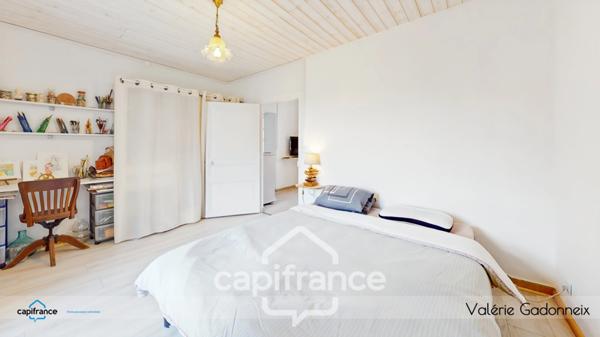 Dpt Vendée (85), à vendre à VIX Maison Charentaise de Caractère, des années 1940, bâtie en pierre, 4 chambres, dépendances, avec loft habitable, cuisine d'été, Trois garages, terrain constructible.