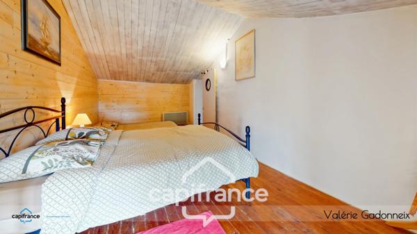 Dpt Vendée (85), à vendre à VIX Maison Charentaise de Caractère, des années 1940, bâtie en pierre, 4 chambres, dépendances, avec loft habitable, cuisine d'été, Trois garages, terrain constructible.