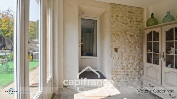 Dpt Vendée (85), à vendre à VIX Maison Charentaise de Caractère, des années 1940, bâtie en pierre, 4 chambres, dépendances, avec loft habitable, cuisine d'été, Trois garages, terrain constructible.