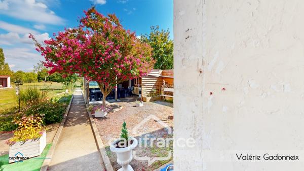 Dpt Vendée (85), à vendre à VIX Maison Charentaise de Caractère, des années 1940, bâtie en pierre, 4 chambres, dépendances, avec loft habitable, cuisine d'été, Trois garages, terrain constructible.