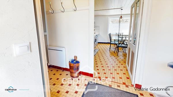 Dpt Vendée (85), à vendre à VIX Maison Charentaise de Caractère, des années 1940, bâtie en pierre, 4 chambres, dépendances, avec loft habitable, cuisine d'été, Trois garages, terrain constructible.