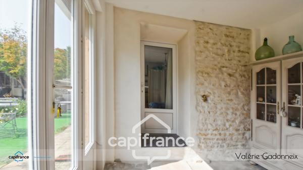 Dpt Vendée (85), à vendre à VIX Maison Charentaise de Caractère, des années 1940, bâtie en pierre, 4 chambres, dépendances, avec loft habitable, cuisine d'été, Trois garages, terrain constructible.