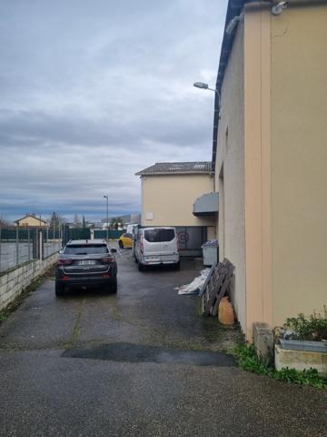 Local commercial de 230 m² avec maison attenante de 115 m²