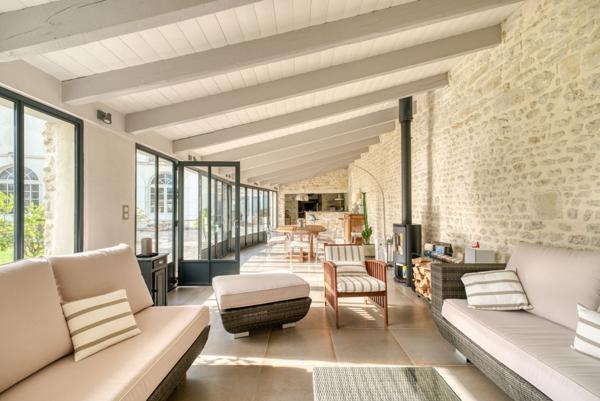 Magnifique propriété entièrement rénovée avec un gros potentiel