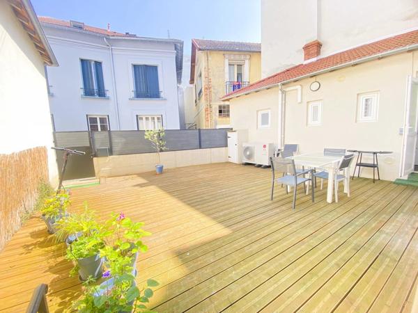 03200 VICHY -MAISON DE VILLE MEUBLÉ  3 PIÈCES AVEC TERRASSE ,PLACE DE PARKING PRIVÉ ET CAVE