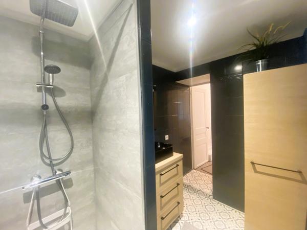 03200 VICHY -MAISON DE VILLE MEUBLÉ  3 PIÈCES AVEC TERRASSE ,PLACE DE PARKING PRIVÉ ET CAVE