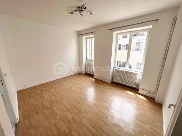 NOUVEAU EN EXCLUSIVITE à COULOMMIERS même !!! Venez découvrir cet appartement de type F3 situé au 1er étage (par escalier) d’une petite copropriété. Secteur calme, centre-ville accessible à pied en 1 minute.
En rentrant dans le logement vous découvrirez une entrée avec placard, une petite cuisine à finir d’aménager, un wc séparé, une salle de bain, une pièce de vie de 16m2 ainsi que 2 chambres (9,3 et 10,8m2). Un jardin de 60m2 est accessible pour l’ensemble de la copropriété. Faibles charges de co-pro : 52€/mois.
Travaux de finitions à prévoir, fenêtres en simple vitrage, local commun (permettant du stockage supplémentaire), fibre devant le bâtiment, toiture neuve.
IDEAL PREMIER ACHAT OU INVESTISSEUR