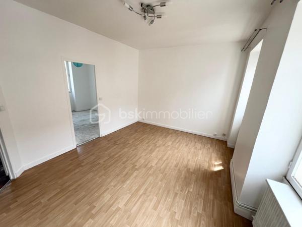 NOUVEAU EN EXCLUSIVITE à COULOMMIERS même !!! Venez découvrir cet appartement de type F3 situé au 1er étage (par escalier) d’une petite copropriété. Secteur calme, centre-ville accessible à pied en 1 minute.
En rentrant dans le logement vous découvrirez une entrée avec placard, une petite cuisine à finir d’aménager, un wc séparé, une salle de bain, une pièce de vie de 16m2 ainsi que 2 chambres (9,3 et 10,8m2). Un jardin de 60m2 est accessible pour l’ensemble de la copropriété. Faibles charges de co-pro : 52€/mois.
Travaux de finitions à prévoir, fenêtres en simple vitrage, local commun (permettant du stockage supplémentaire), fibre devant le bâtiment, toiture neuve.
IDEAL PREMIER ACHAT OU INVESTISSEUR