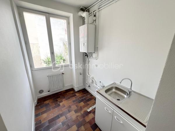 NOUVEAU EN EXCLUSIVITE à COULOMMIERS même !!! Venez découvrir cet appartement de type F3 situé au 1er étage (par escalier) d’une petite copropriété. Secteur calme, centre-ville accessible à pied en 1 minute.
En rentrant dans le logement vous découvrirez une entrée avec placard, une petite cuisine à finir d’aménager, un wc séparé, une salle de bain, une pièce de vie de 16m2 ainsi que 2 chambres (9,3 et 10,8m2). Un jardin de 60m2 est accessible pour l’ensemble de la copropriété. Faibles charges de co-pro : 52€/mois.
Travaux de finitions à prévoir, fenêtres en simple vitrage, local commun (permettant du stockage supplémentaire), fibre devant le bâtiment, toiture neuve.
IDEAL PREMIER ACHAT OU INVESTISSEUR