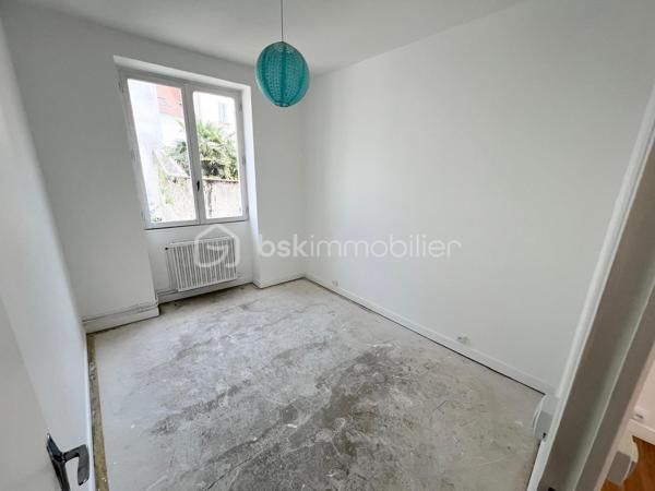 NOUVEAU EN EXCLUSIVITE à COULOMMIERS même !!! Venez découvrir cet appartement de type F3 situé au 1er étage (par escalier) d’une petite copropriété. Secteur calme, centre-ville accessible à pied en 1 minute.
En rentrant dans le logement vous découvrirez une entrée avec placard, une petite cuisine à finir d’aménager, un wc séparé, une salle de bain, une pièce de vie de 16m2 ainsi que 2 chambres (9,3 et 10,8m2). Un jardin de 60m2 est accessible pour l’ensemble de la copropriété. Faibles charges de co-pro : 52€/mois.
Travaux de finitions à prévoir, fenêtres en simple vitrage, local commun (permettant du stockage supplémentaire), fibre devant le bâtiment, toiture neuve.
IDEAL PREMIER ACHAT OU INVESTISSEUR