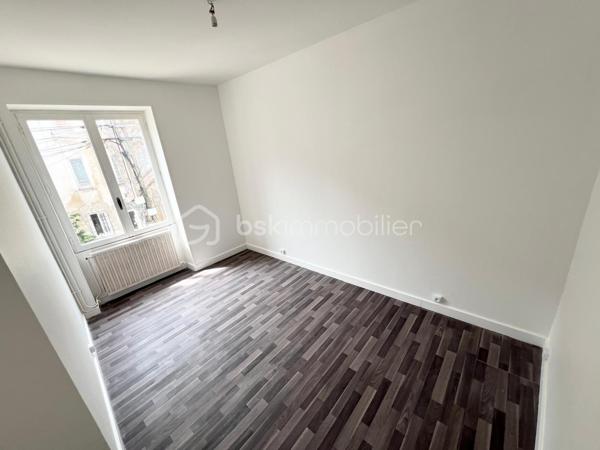 NOUVEAU EN EXCLUSIVITE à COULOMMIERS même !!! Venez découvrir cet appartement de type F3 situé au 1er étage (par escalier) d’une petite copropriété. Secteur calme, centre-ville accessible à pied en 1 minute.
En rentrant dans le logement vous découvrirez une entrée avec placard, une petite cuisine à finir d’aménager, un wc séparé, une salle de bain, une pièce de vie de 16m2 ainsi que 2 chambres (9,3 et 10,8m2). Un jardin de 60m2 est accessible pour l’ensemble de la copropriété. Faibles charges de co-pro : 52€/mois.
Travaux de finitions à prévoir, fenêtres en simple vitrage, local commun (permettant du stockage supplémentaire), fibre devant le bâtiment, toiture neuve.
IDEAL PREMIER ACHAT OU INVESTISSEUR