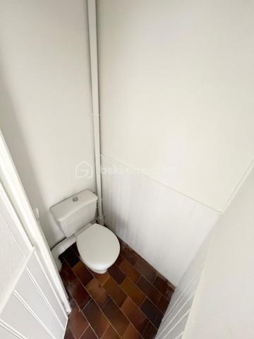 NOUVEAU EN EXCLUSIVITE à COULOMMIERS même !!! Venez découvrir cet appartement de type F3 situé au 1er étage (par escalier) d’une petite copropriété. Secteur calme, centre-ville accessible à pied en 1 minute.
En rentrant dans le logement vous découvrirez une entrée avec placard, une petite cuisine à finir d’aménager, un wc séparé, une salle de bain, une pièce de vie de 16m2 ainsi que 2 chambres (9,3 et 10,8m2). Un jardin de 60m2 est accessible pour l’ensemble de la copropriété. Faibles charges de co-pro : 52€/mois.
Travaux de finitions à prévoir, fenêtres en simple vitrage, local commun (permettant du stockage supplémentaire), fibre devant le bâtiment, toiture neuve.
IDEAL PREMIER ACHAT OU INVESTISSEUR