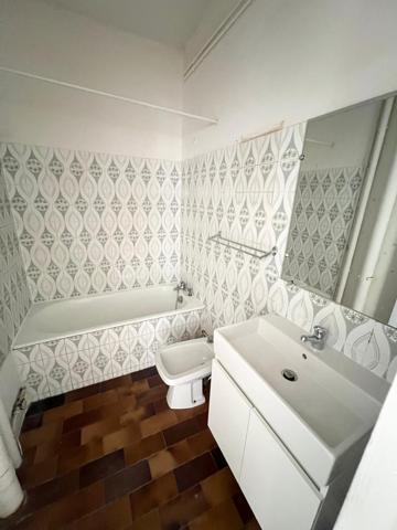 NOUVEAU EN EXCLUSIVITE à COULOMMIERS même !!! Venez découvrir cet appartement de type F3 situé au 1er étage (par escalier) d’une petite copropriété. Secteur calme, centre-ville accessible à pied en 1 minute.
En rentrant dans le logement vous découvrirez une entrée avec placard, une petite cuisine à finir d’aménager, un wc séparé, une salle de bain, une pièce de vie de 16m2 ainsi que 2 chambres (9,3 et 10,8m2). Un jardin de 60m2 est accessible pour l’ensemble de la copropriété. Faibles charges de co-pro : 52€/mois.
Travaux de finitions à prévoir, fenêtres en simple vitrage, local commun (permettant du stockage supplémentaire), fibre devant le bâtiment, toiture neuve.
IDEAL PREMIER ACHAT OU INVESTISSEUR