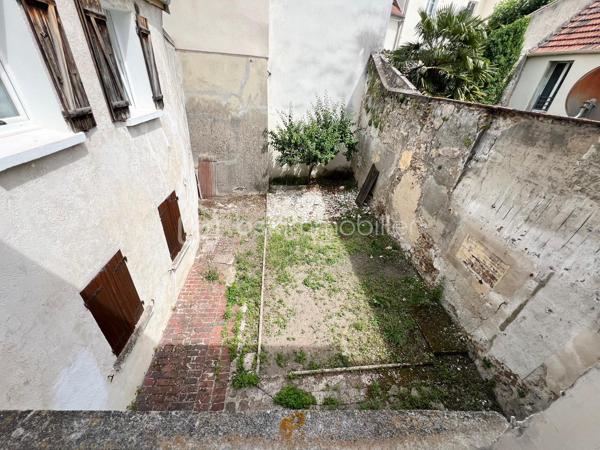 NOUVEAU EN EXCLUSIVITE à COULOMMIERS même !!! Venez découvrir cet appartement de type F3 situé au 1er étage (par escalier) d’une petite copropriété. Secteur calme, centre-ville accessible à pied en 1 minute.
En rentrant dans le logement vous découvrirez une entrée avec placard, une petite cuisine à finir d’aménager, un wc séparé, une salle de bain, une pièce de vie de 16m2 ainsi que 2 chambres (9,3 et 10,8m2). Un jardin de 60m2 est accessible pour l’ensemble de la copropriété. Faibles charges de co-pro : 52€/mois.
Travaux de finitions à prévoir, fenêtres en simple vitrage, local commun (permettant du stockage supplémentaire), fibre devant le bâtiment, toiture neuve.
IDEAL PREMIER ACHAT OU INVESTISSEUR