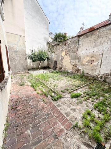 NOUVEAU EN EXCLUSIVITE à COULOMMIERS même !!! Venez découvrir cet appartement de type F3 situé au 1er étage (par escalier) d’une petite copropriété. Secteur calme, centre-ville accessible à pied en 1 minute.
En rentrant dans le logement vous découvrirez une entrée avec placard, une petite cuisine à finir d’aménager, un wc séparé, une salle de bain, une pièce de vie de 16m2 ainsi que 2 chambres (9,3 et 10,8m2). Un jardin de 60m2 est accessible pour l’ensemble de la copropriété. Faibles charges de co-pro : 52€/mois.
Travaux de finitions à prévoir, fenêtres en simple vitrage, local commun (permettant du stockage supplémentaire), fibre devant le bâtiment, toiture neuve.
IDEAL PREMIER ACHAT OU INVESTISSEUR