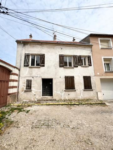 NOUVEAU EN EXCLUSIVITE à COULOMMIERS même !!! Venez découvrir cet appartement de type F3 situé au 1er étage (par escalier) d’une petite copropriété. Secteur calme, centre-ville accessible à pied en 1 minute.
En rentrant dans le logement vous découvrirez une entrée avec placard, une petite cuisine à finir d’aménager, un wc séparé, une salle de bain, une pièce de vie de 16m2 ainsi que 2 chambres (9,3 et 10,8m2). Un jardin de 60m2 est accessible pour l’ensemble de la copropriété. Faibles charges de co-pro : 52€/mois.
Travaux de finitions à prévoir, fenêtres en simple vitrage, local commun (permettant du stockage supplémentaire), fibre devant le bâtiment, toiture neuve.
IDEAL PREMIER ACHAT OU INVESTISSEUR