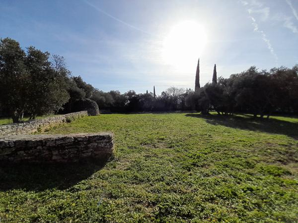 Cabrières-d'Avignon (84220) TERRAIN CONSTRUCTIBLE AVEC BORIE