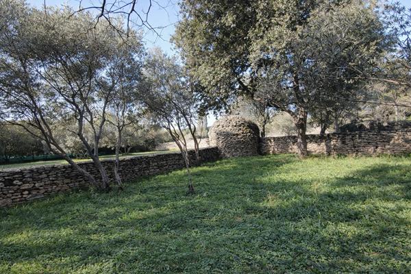 Cabrières-d'Avignon (84220) TERRAIN CONSTRUCTIBLE AVEC BORIE