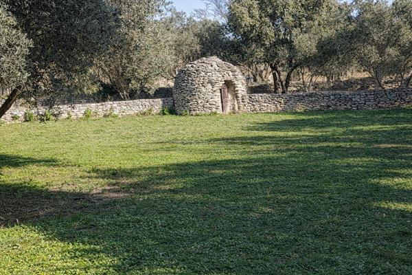 Cabrières-d'Avignon (84220) TERRAIN CONSTRUCTIBLE AVEC BORIE